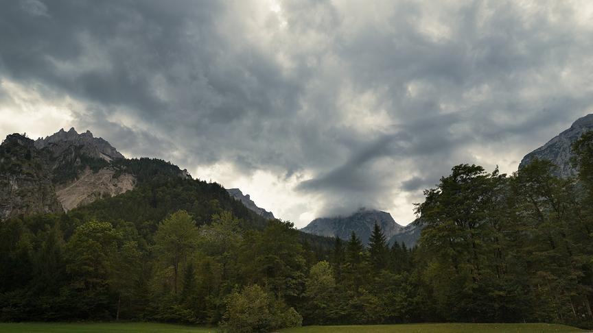 © Alexandra Weber Wilde Wetterstimmung im Talschluss des Stodertales, der Baumschlagerreith, mit Blick auf das Tote Gebirge und den Übergang zur Tauplitz (Salzsteig) (Alexandra Weber)