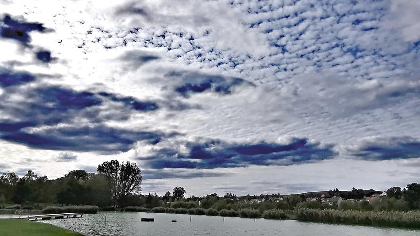 Wettermix über dem Badeteich Poysdorf - die Sonne versucht sich durchzusetzen. (Gerti Portisch)