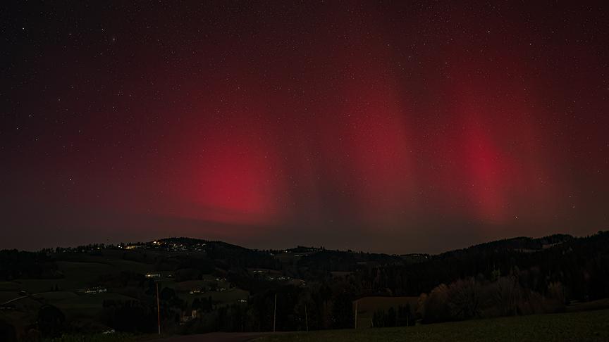 © Dagmar Beutelmeyer Ein starker Sonnensturm beschert uns in Linz, Oberösterreich, genau in Kirchschlag mit Blickrichtung Norden die roten Polarlichter. (Dagmar Beutelmeyer)