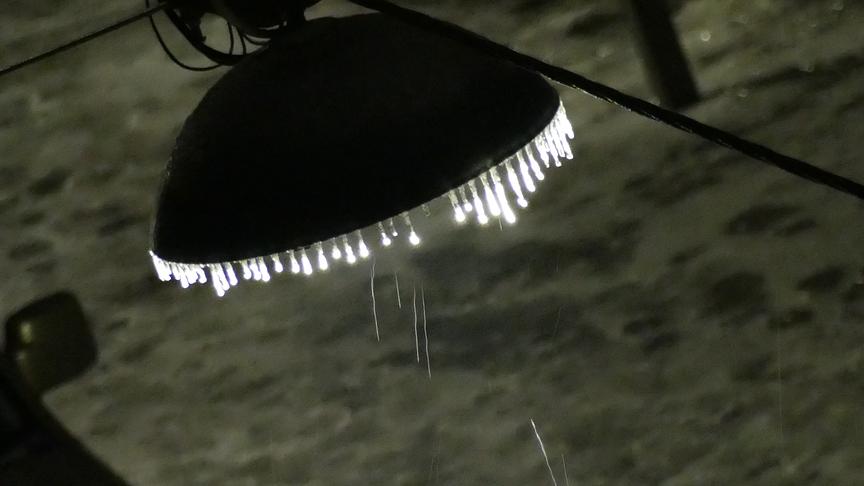 Straßenlaternen mit vielen kleinen Eiszapfen