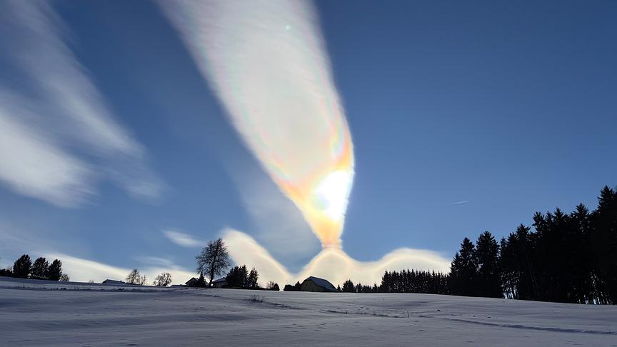 Interessante Wolkenformation mit Lichtspiegelung