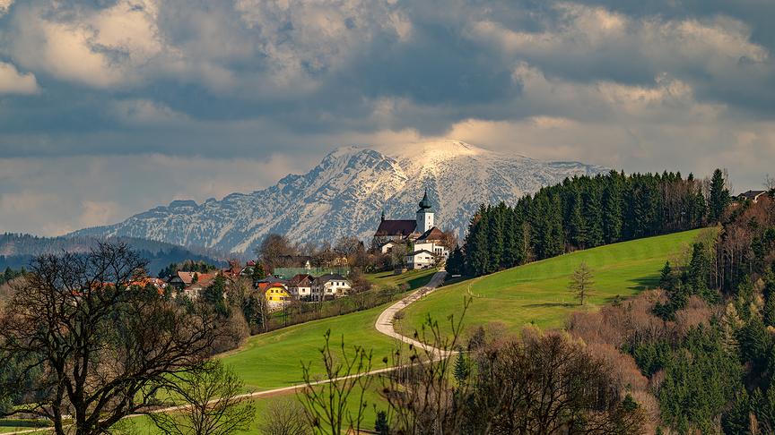 Der Ötscher hinter St. Leonhard/W mit Wolken im Sonnenlicht. (Harald Haselsteiner)
