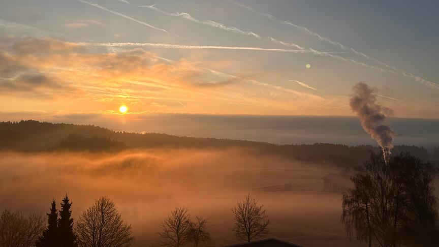 Sonnenaufgang über dem Moorheilbad Harbach. (Ingrid Haas)