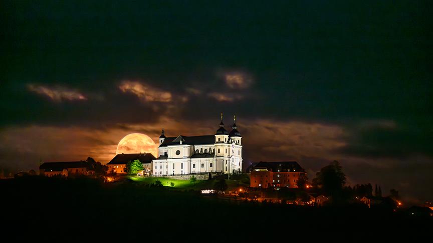© Johann Reichart Erdbeermond geht über Sonntagberg auf (Johann Reichart)