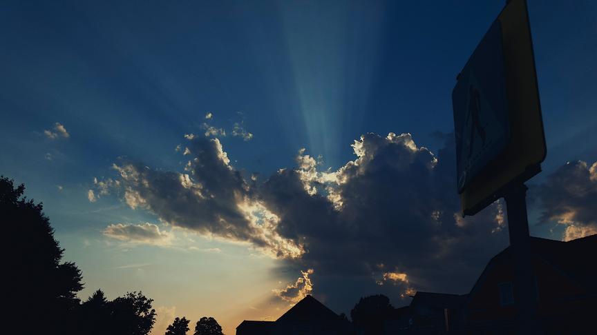 © Paul Widhalm Die Sonnenstrahlen die sich hinter den Wolken verbergen über dem Dorf Großglobnitz (Paul Widhalm)