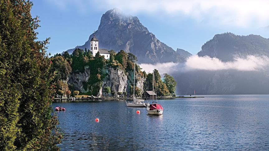 © Peter Grill Es wird Herbst in Traunkirchen am Traunsee, im Hintergrund der Traunstein. (Peter Grill)