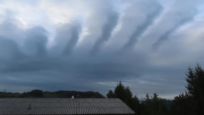 Ein Wolkenkamm ziert den Himmel über Gresten.
