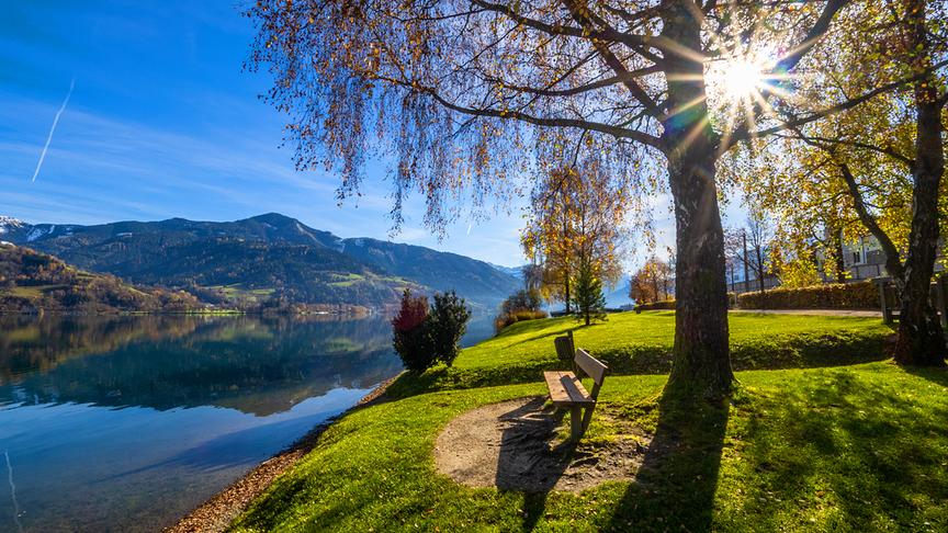 © Christa Kramer Ein Bankerl mit viel Sonnenschein am Zeller See in Zell am See, Pinzgau. (Christa Kramer)