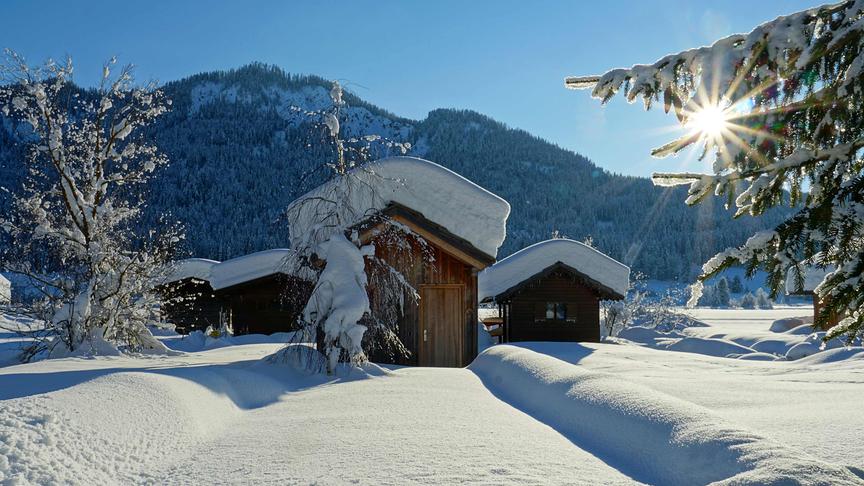 © Annelie Möser Kurz bevor die Sonne am Weissensee hinter den Bergen untergeht. (Annelie Möser)
