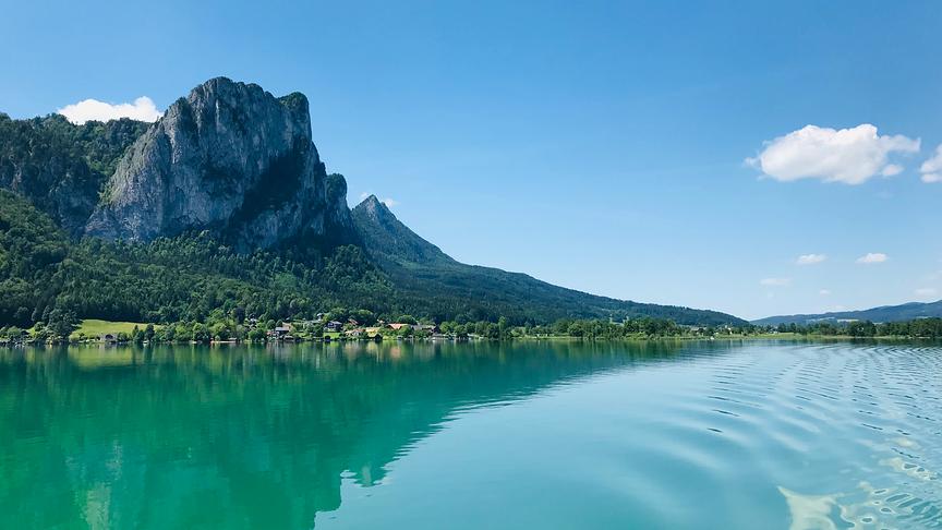 © Brigitta Harus Blick vom Mondsee auf die Drachenwand. Sommerliche Temperaturen mit fast wolkenlosem Himmel. (Brigitta Harus)