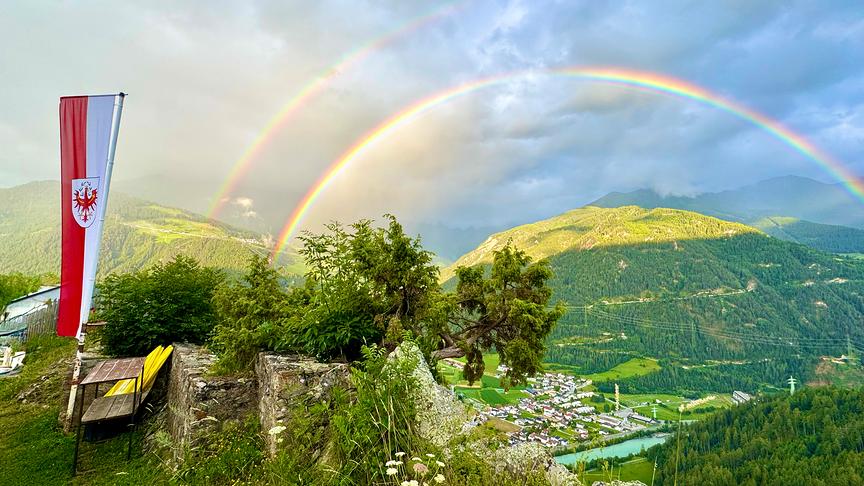© Markus Wehr Doppelregenbogen von Ladis aus fotografiert, im Hintergrund Prutz und der Beginn des Kaunertals (Markus Wehr)