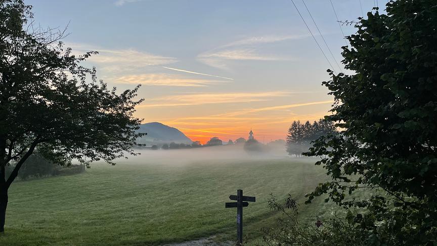 © David Kraft Nebeliger Sonnenaufgang hinter der Kirche in St.Veit/Gölsen. (David Kraft)