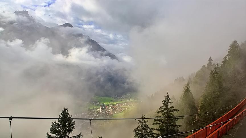Nebel über einem Tal und Bergen