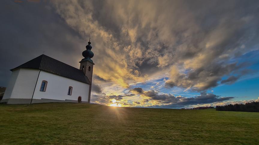 © Doris Stemeseder Eine besondere Abendstimmung: Sommerholz Kirche - Neumarkt am Wallersee. (Doris Stemeseder)