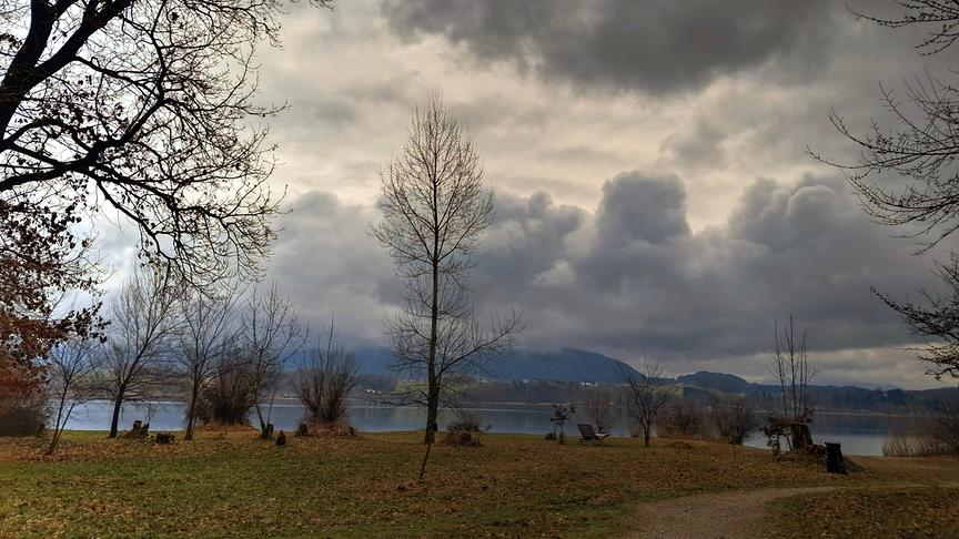Dunkle Wolkenformationen über einem See