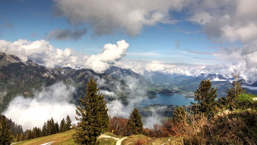 © Emma Sommeregger Heute war ich am Zwölferhorn/ St. Gilgen und habe dort diese wunderbare Aussicht incl. gewaltiger Wolkenstimmung auf den Wolfgangsee genießen können. (Emma Sommeregger)
