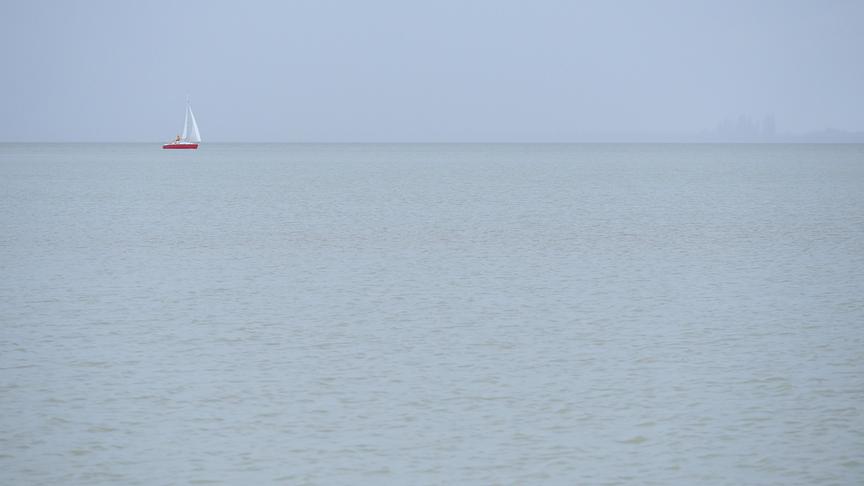© Manfred Polansky Nur ein einsamer Segler zieht über den Regen verhangenen Neusiedlersee (Manfred Polansky)