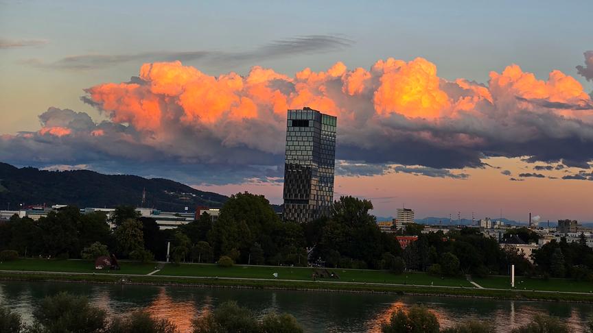 © Lothar Hütteneder Abendstimmung um den Quadrilltower in Linz (Lothar Hütteneder)