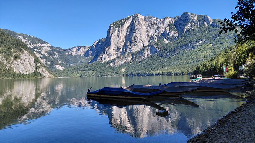 Wunderschöner wolkenloser Herbsttag am Altaussersee mit Trisselwand 