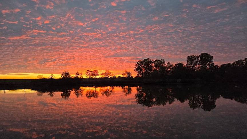 Traumhafter Sonnenuntergang mit Spiegelung im Teich von Kirchberg an der Wild. (Wolfgang Mölzer)