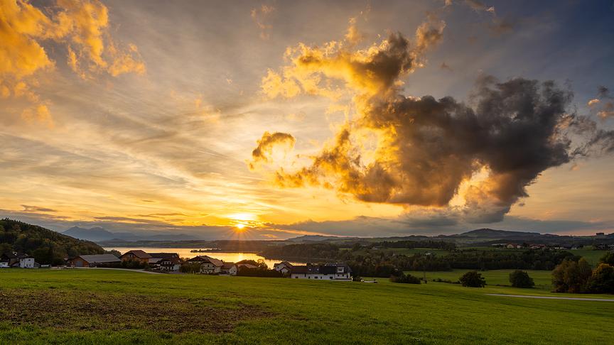Magischer Sonnenuntergang über der Wallersee-Ostbucht. (Christoph Manuel Stockner)
