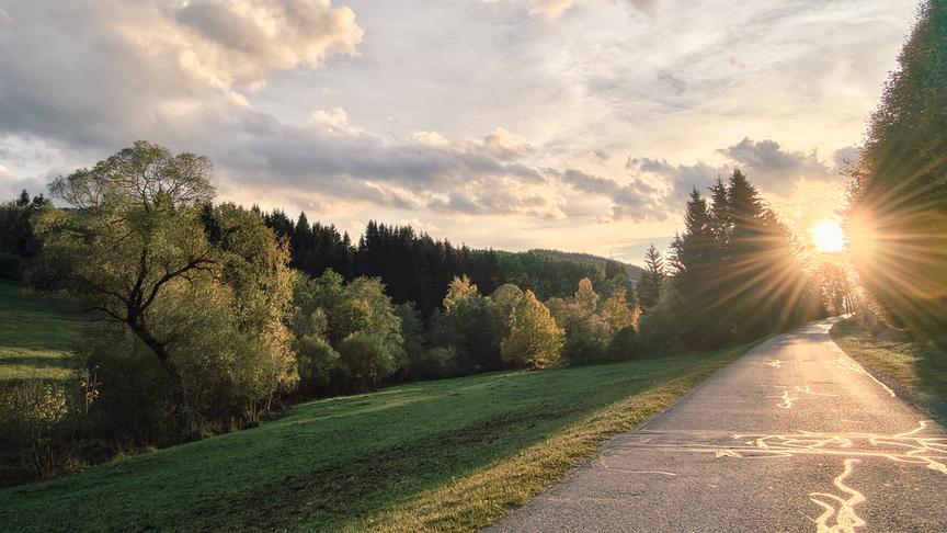 Tiefstehende Sonne auf der alten Semmering Bundesstraße, in Steinhaus am Semmering. (Kerstin Kukacka)