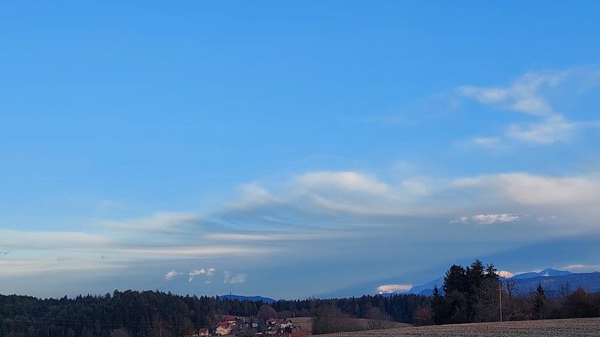 Wolkendecke mit interessanter, wellenähnlicher Formation am sonst blauen Himmel