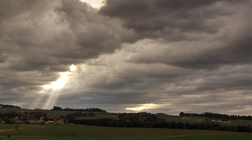 Durch die dichte Wolkendecke brechen die ersten Lichtstrahlen