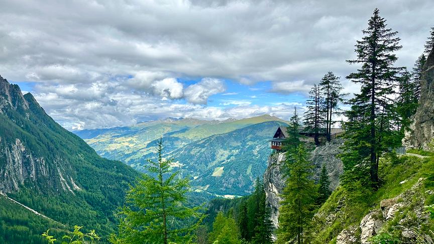 © Martin Zierhut Blick auf die Dolomitenhütte und ins Pustertal mit Spitzkofel. (Martin Zierhut)