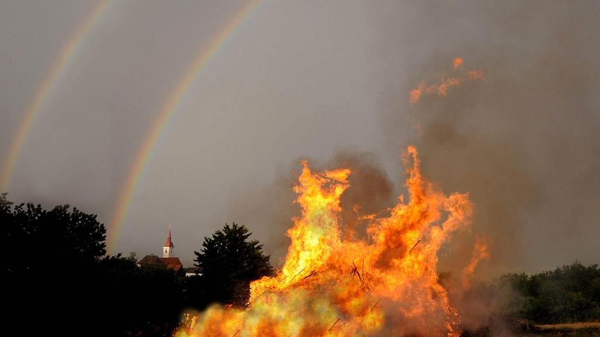 © Herbert Schleich Sonnenwendfeuer, Kirche von Waitzendorf und doppelter Regenbogen. Dieses Foto kannst nur einmal im Leben fotografieren. (Herbert Schleich)