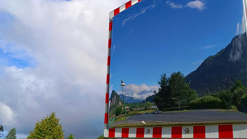 © Gottfried Prinz Ich befinde mich in Fürnitz, und sehe im Spiegel den blauen Himmel und über den Südalpen die schweren Regenwolken. (Gottfried Prinz)