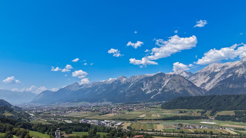 Blick vom Großvolderberg über Schloss Friedberg ins Inntal, von der Martinswand bis zum Halltal. (Herbert Angerer)