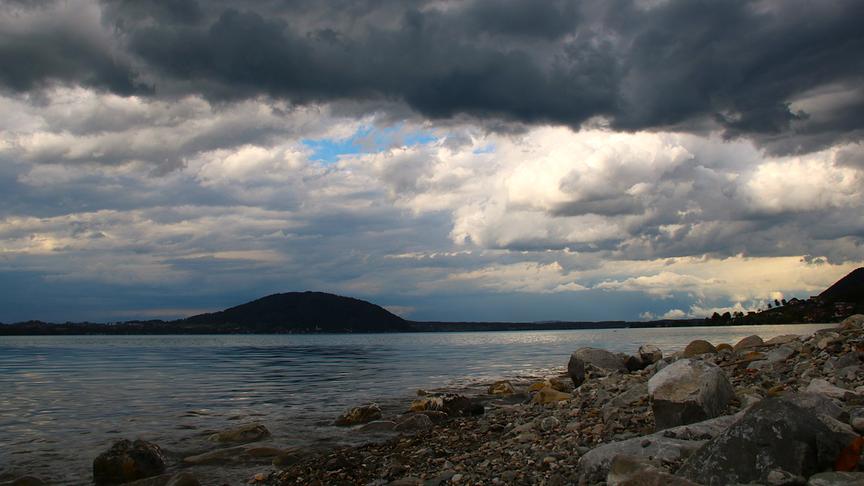 Dunkle Wolken über dem Attersee.