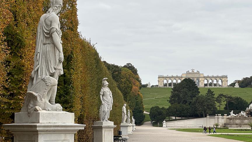Ein bewölkter Herbstvormittag im Schönbrunner Schloßpark mit Blick auf die Gloriette. (Rudolf Kaisler)