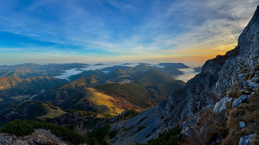 Sonnenaufgang vom Fadensteig aus am Schneeberg aufgenommen. Nebelmeer im Wr. Neustädter Becken. (Gerald Lerchecker)