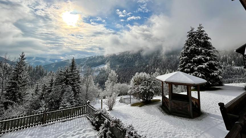 © Doris Wanko Nach Schneefall die ganze Nacht blitzelt die Sonne wieder auf 1000m bei der Kichelhube hervor. Richtung Skigebiet Simonshöhe blickend. (Doris Wanko)
