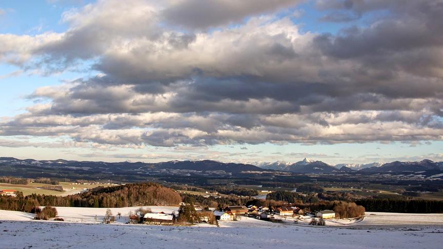 Winterlicher Blick mit interessanter Wolkenstimmung von der Kaiserbuche in den nördlichen Flachgau / Obertrum am See. (Emma Sommeregger)