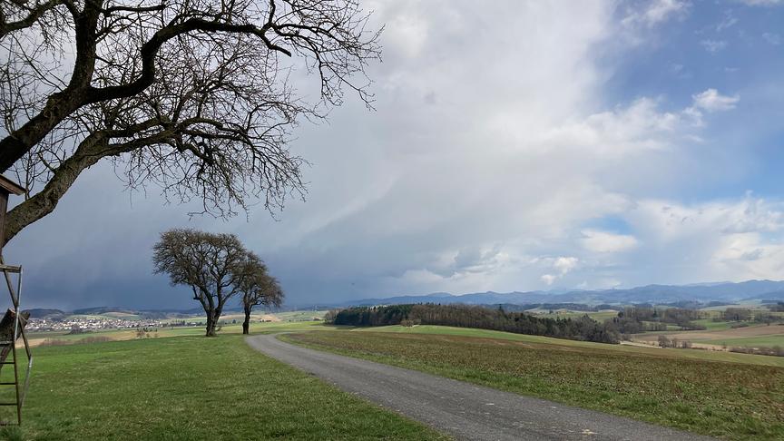 Eine durchgehende Wolkendecke verdeckt nach und nach den Himmel, rechts ist noch ein Stück blauer Himmel