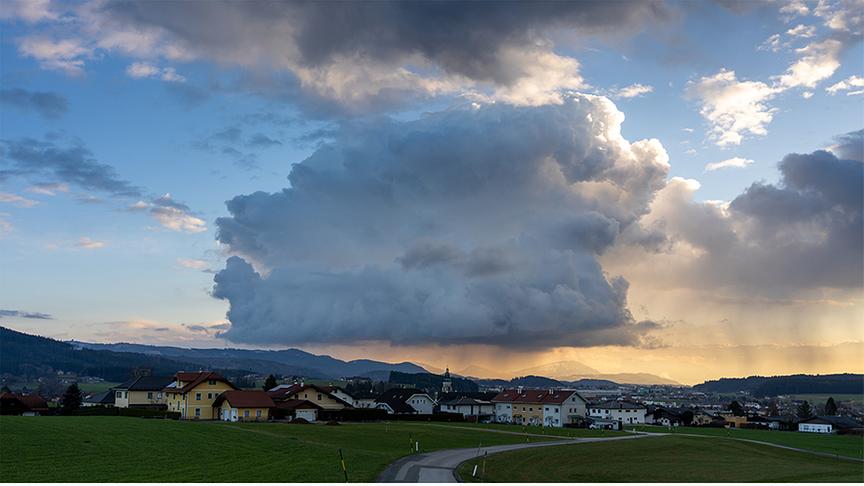 Eine große hohe Wolke über einer Siedlung