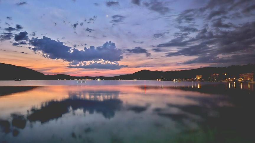 © Foto: Barbara Prosekar Der Wörthersee von der Promenade in Velden aus mit dem ersten Morgenrot. (Barbara Prosekar)