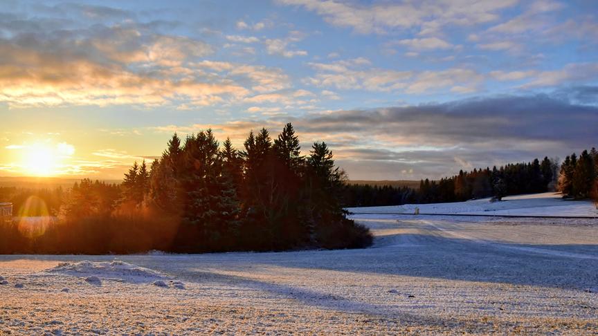 Ein leicht frostiger Sonnenaufgang mit bereits winterlichen Zügen in Bad Traunstein auf 911m Seehöhe. (Renate Neuwirth)
