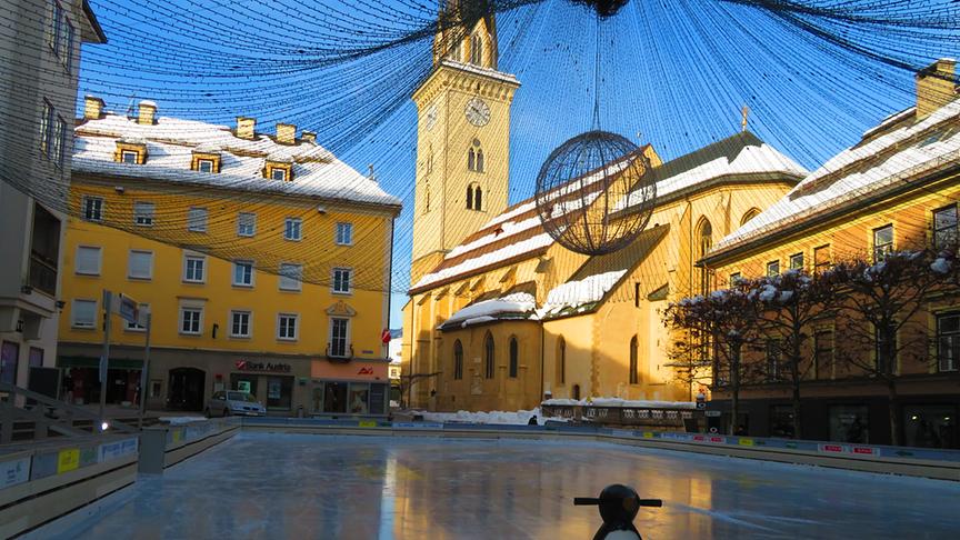 © Georg Wastl Da ist es sogar den Villachern zu kalt zum Eislaufen. Verwaister Eisplatz vor dem Rathaus. (Georg Wastl)