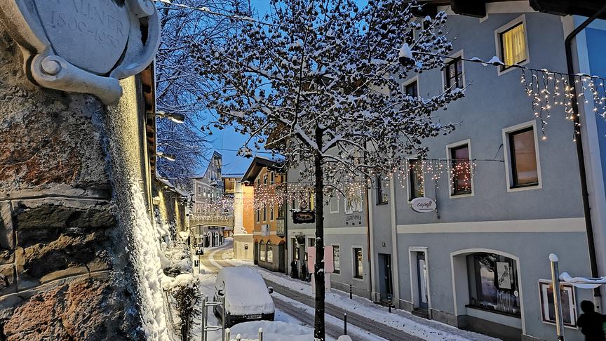 © Georg Ackerer Saalfeldener Mittergasse zur blauen Stunde (Georg Ackerer)