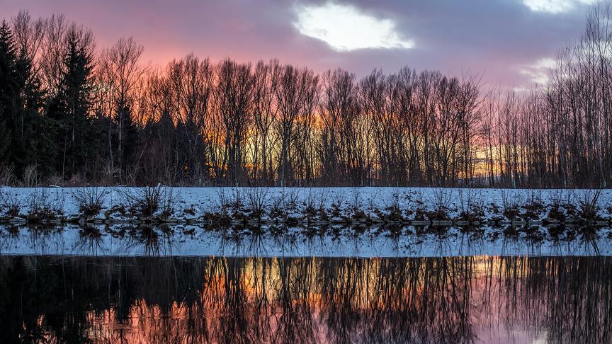 © Mario Baumgartner Sonnenuntergang in Fernitz, Steiermark mit Spiegelung in der Mur (Mario Baumgartner)