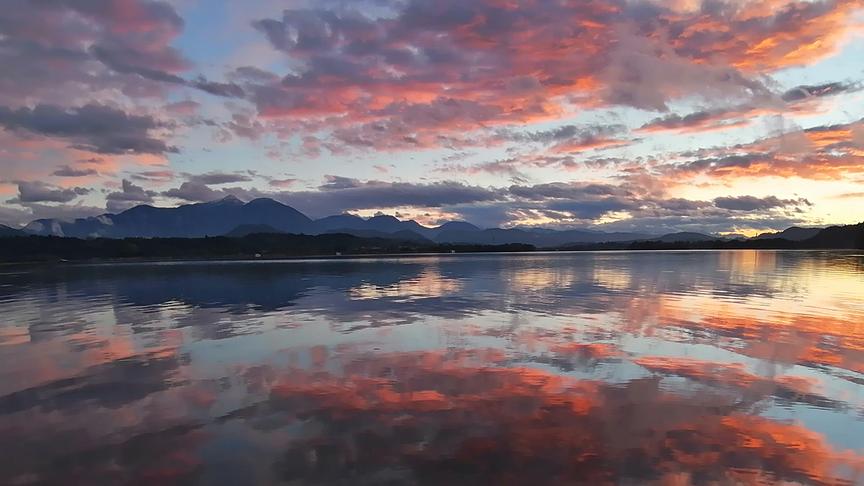 © Florian Stürzenbecher Abendstimmung am Völkermarkter Stausee mit Blick auf die Karawanken. (Florian Stürzenbecher)