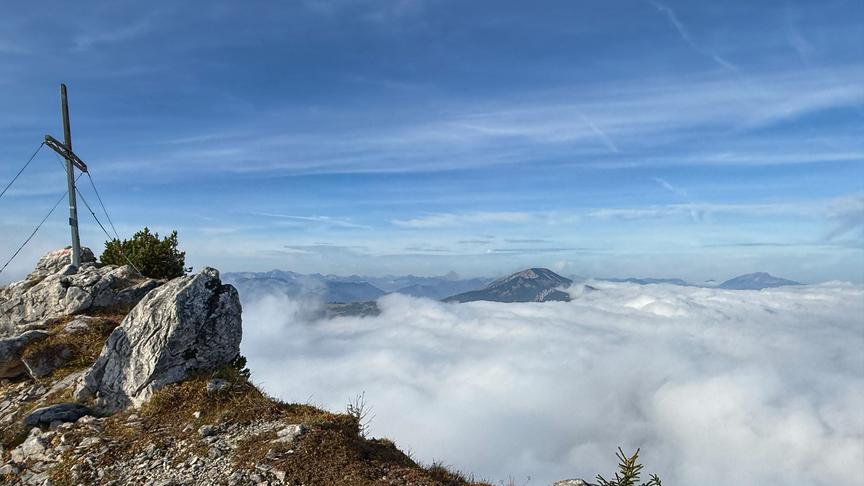 Blick vom Gifpel ins Nebelmeer der NÖ Voralpen, im Hintergrund re. Ötscher, li. Göller, den ich auch auf meiner Wanderungen auch noch besuchte. Absoluter Herbsttraum. (Manfred Tod)