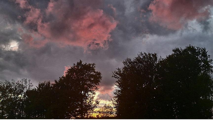 Dunkle Wolkenstimmung in der Dämmerung