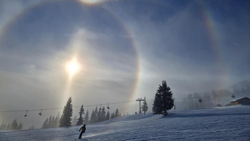 © Ingrid Schlegel Himmel mit Regenbogen durch Schneekanonenbeschneiung in Flachau. (Ingrid Schlegel)
