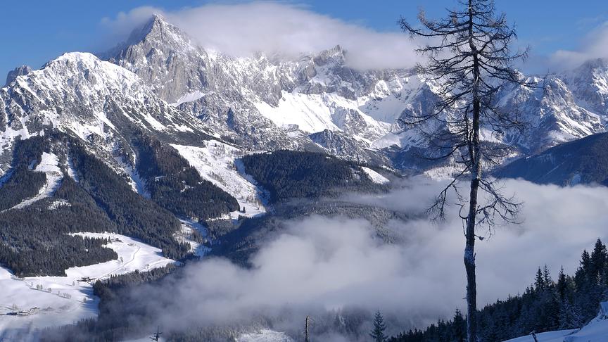 © Sabine Mayer Blick vom Roßbrand/Filzmoos Richtung Dachstein. Der morgendliche Nebel löste sich bald auf. In der Nacht hat es ein paar Zentimeter geschneit. (Sabine Mayer)