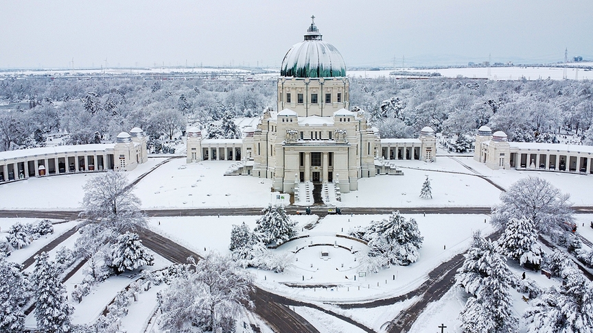 Winter am Zentralfriedhof, die Luegerkirche. (Hans Flankl)
